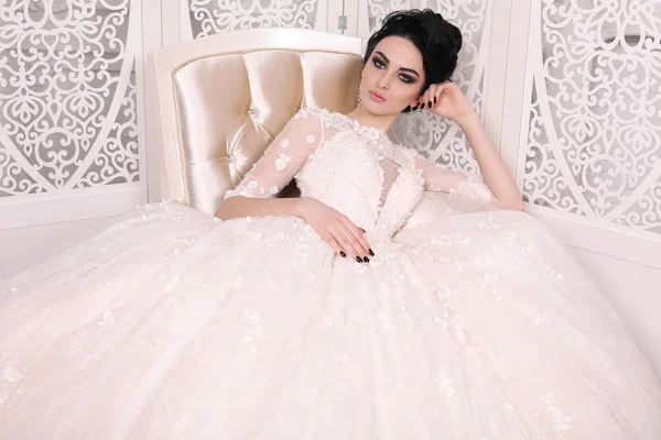 Gorgeous bride with dark hair in luxuious wedding dress — Stock Photo, Image