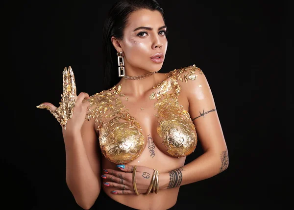 Hinreißende sexy Frau mit dunklen Haaren posiert nackt, mit Körperkunst gehen — Stockfoto