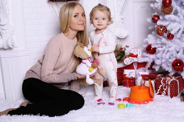 Linda mãe com longos cabelos loiros posando com adorável filha bonito — Fotografia de Stock