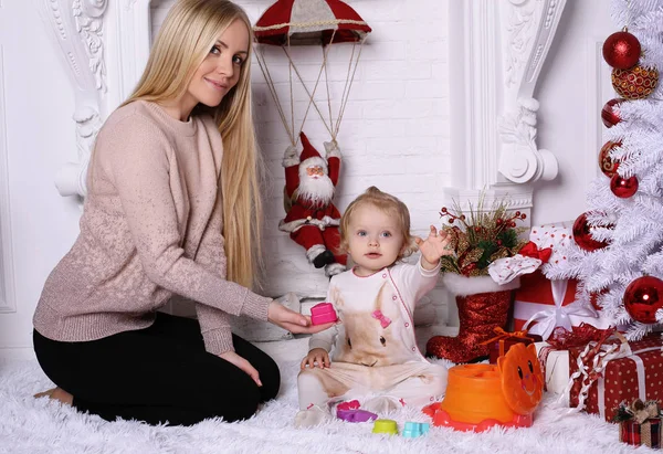 Gorgeous mother with long blond hair posing with adorable cute d — Stock Photo, Image