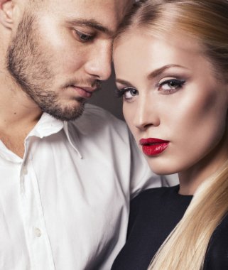 ateşli çift. h ile poz sarışın saçlı güzel kadın