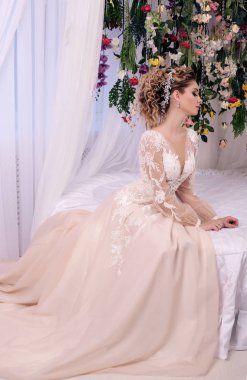 lüks gelinlik sarışın saçlı güzel kadın 