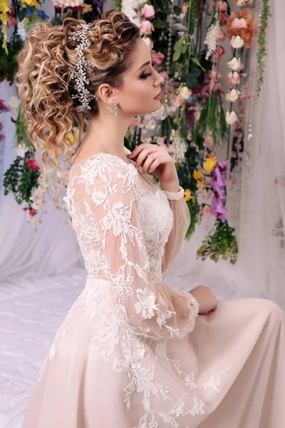 Wunderschöne Frau mit blonden Haaren im luxuriösen Hochzeitskleid — Stockfoto