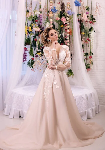 Mulher linda com cabelo loiro no vestido de casamento luxuoso — Fotografia de Stock