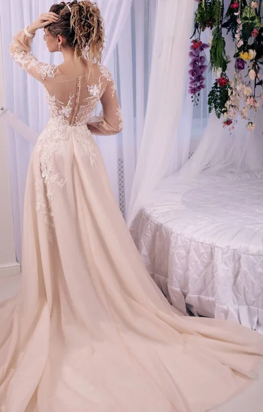 Розкішна жінка з світлим волоссям в розкішній весільній сукні — стокове фото