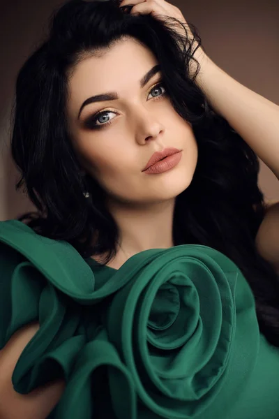 Splendida ragazza sexy con i capelli scuri in elegante abito verde — Foto Stock