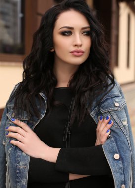 rahat kıyafetler içinde koyu saçlı güzel genç kadın 