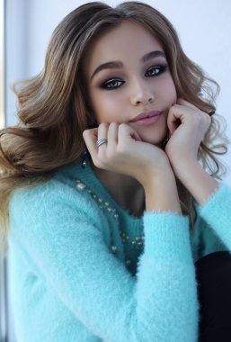 güzel genç kız siyah kıvırcık saçlı ve parlak deri ile