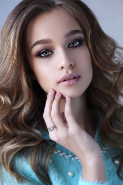 güzel genç kız siyah kıvırcık saçlı ve parlak deri ile