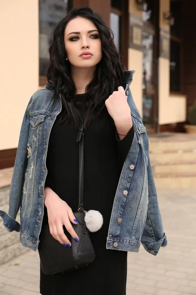 Hinreißende junge Frau mit dunklen Haaren in lässiger Kleidung — Stockfoto