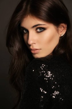 studio poz uzun siyah saçlı güzel kadın  