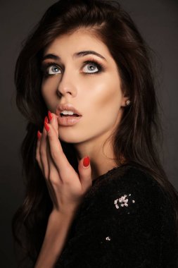 studio poz uzun siyah saçlı güzel kadın  