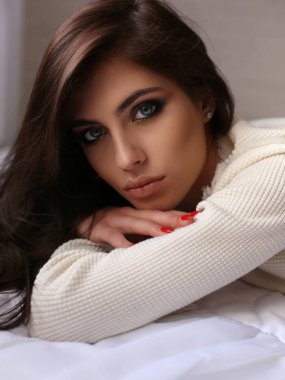 studio poz uzun siyah saçlı güzel kadın  