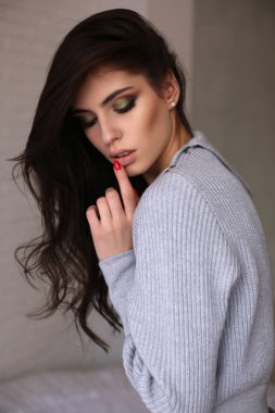 studio poz uzun siyah saçlı güzel kadın  