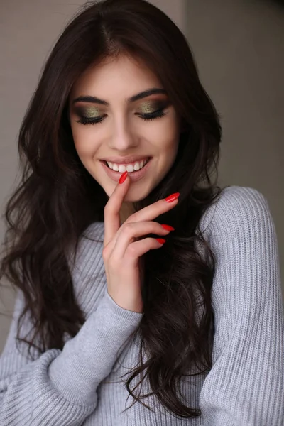 Hermosa mujer con el pelo largo oscuro posando en el estudio — Foto de Stock