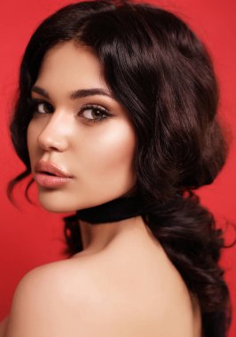 rahat kıyafetler stüdyoda poz koyu saçlı güzel kız