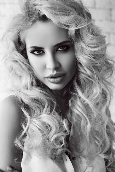 Hinreißende sexy Frau mit blonden lockigen Haaren in Dessous posiert bei — Stockfoto