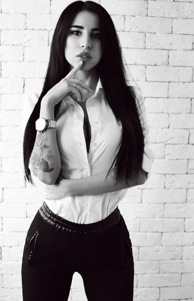 Hermosa chica con pelo oscuro en ropa casual posando en el estudio — Foto de Stock