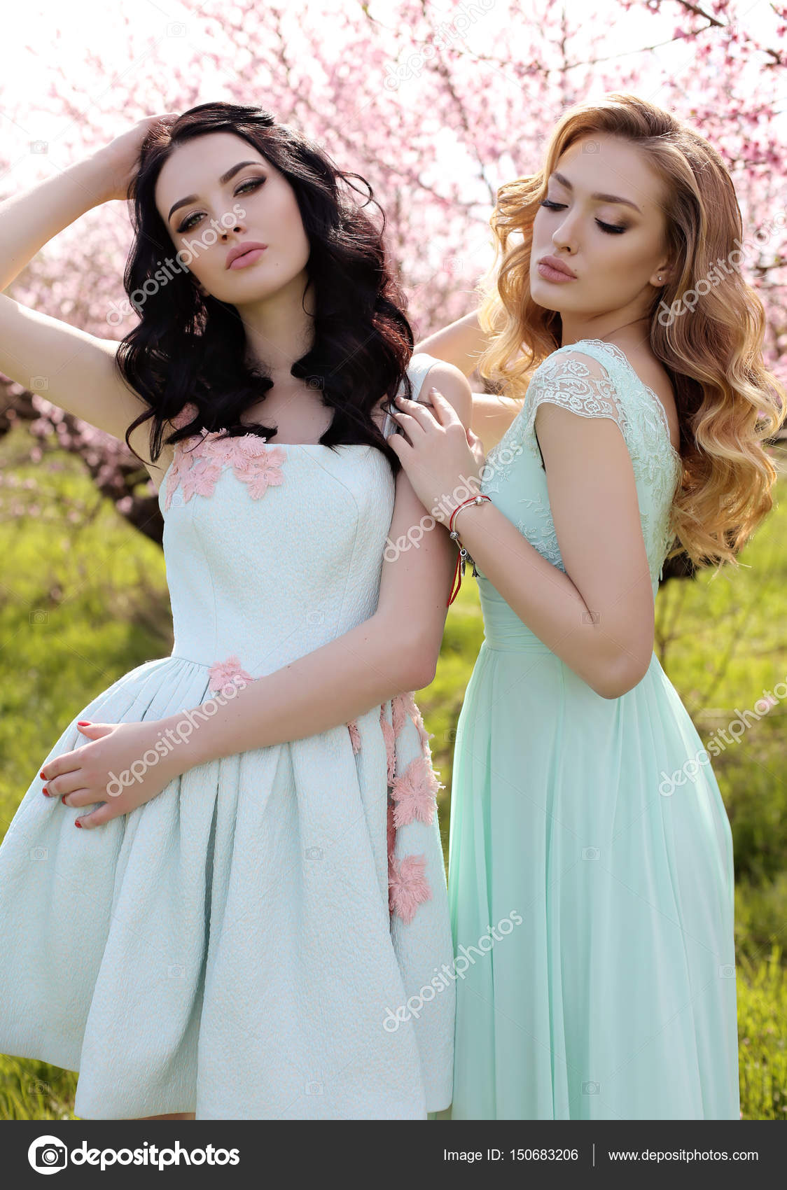 Hermosas mujeres en vestidos elegantes posando en el jardín de flores:  fotografía de stock © Slava_14 #150683206 | Depositphotos