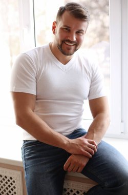 kas sportif gövdeli, yakışıklı seksi adam giyiyor rahat clo