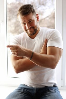 kas sportif gövdeli, yakışıklı seksi adam giyiyor rahat clo