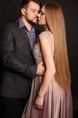 yakışıklı adam muhteşem hamile kadınla poz