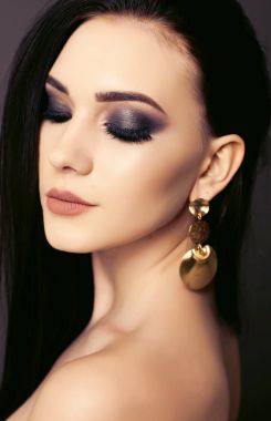 güzel seksi kız akşam makyaj ve aksesuarları