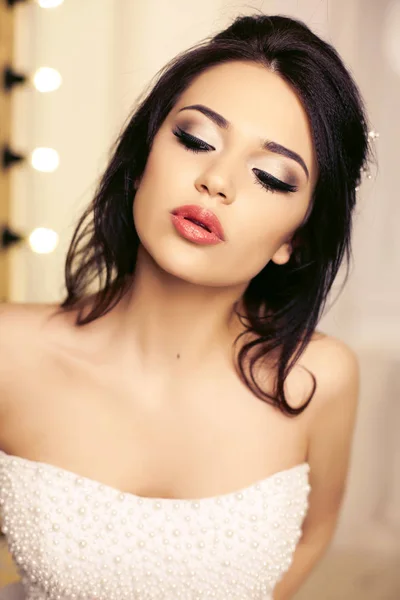 Prachtige sexy meisje met avond make-up en accessoires — Stockfoto