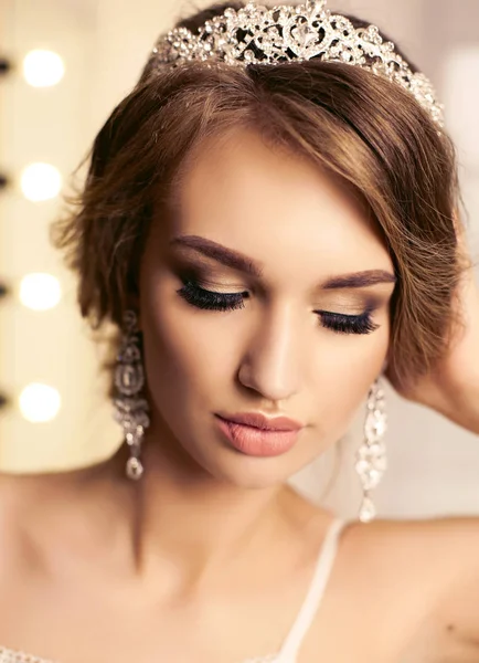 Prachtige sexy meisje met avond make-up en accessoires — Stockfoto