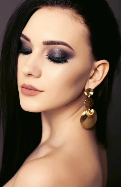 Wunderschöne sexy Mädchen mit Abend Make-up und Accessoires — Stockfoto