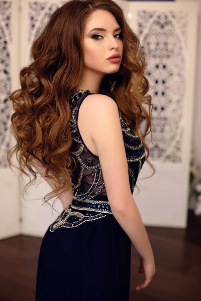 고급 스러운 드레스에 검은 머리와 아름 다운 젊은 여자 — 스톡 사진