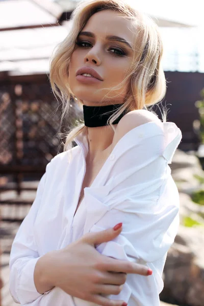 Nádherná smyslná žena s blond vlasy v elegantní oblek pózuje — Stock fotografie