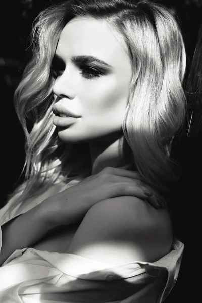 Wspaniałe, zmysłowe woman z blond włosy w elegancki strój pozowanie — Zdjęcie stockowe