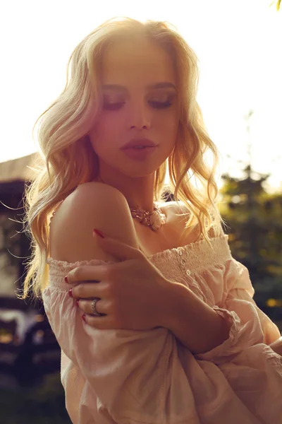 Gorgeous sensual woman with blond hair in elegant outfit posing — Stock Photo, Image