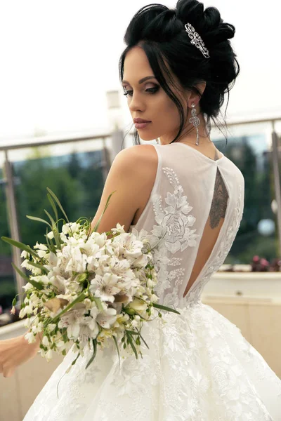 Hermosa novia con cabello oscuro en lujoso vestido de novia y acc —  Fotos de Stock