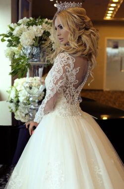 lüks gelinlik sarışın saçlı güzel gelin