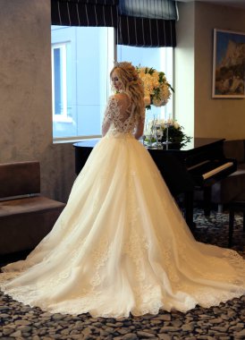 lüks gelinlik sarışın saçlı güzel gelin