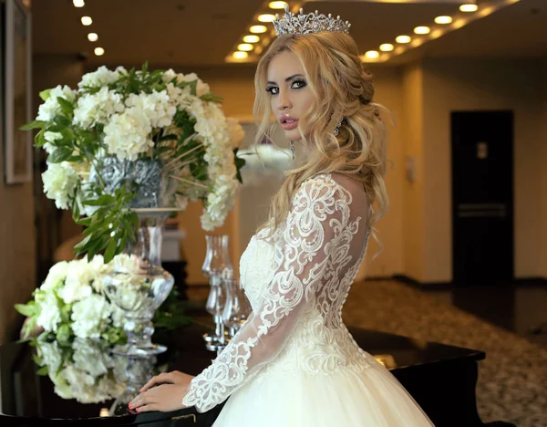 Prachtige bruid met blond haar in luxe trouwjurk — Stockfoto
