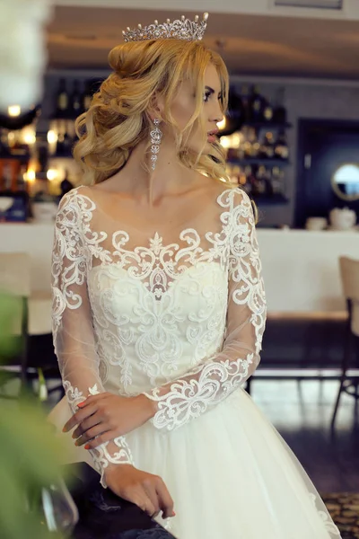 Splendida sposa con capelli biondi in abito da sposa di lusso — Foto Stock