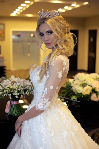 Nádherná nevěsta s blond vlasy v luxusních svatebních šatech — Stock fotografie
