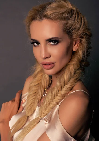 Piękna dziewczyna z blond włosy i makijaż wieczór pozowanie w stadninie — Zdjęcie stockowe