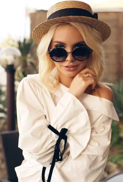 Menina sensual lindo com cabelo loiro em roupas elegantes posando — Fotografia de Stock