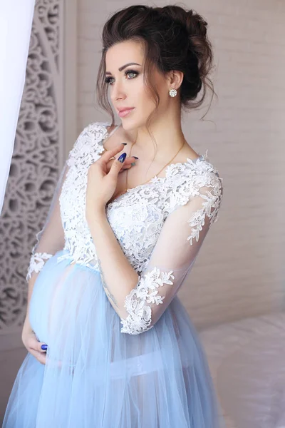 Elegáns ruhát gyönyörű terhes nő — Stock Fotó
