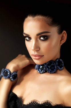 güzel genç kız siyah saçlı ve akşam makyaj ile bijo ile