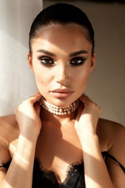 güzel genç kız siyah saçlı ve akşam makyaj ile bijo ile
