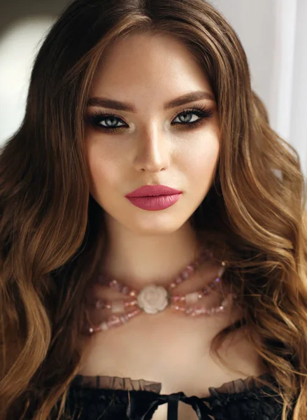 güzel genç kız siyah saçlı ve akşam makyaj ile bijo ile