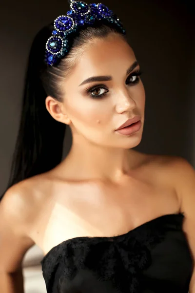 Beautiful young girl with dark hair and evening makeup with bijo — Stock Photo, Image