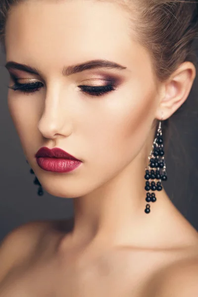 Hinreißende junge Mädchen mit dunklen Haaren mit Abend-Make-up — Stockfoto