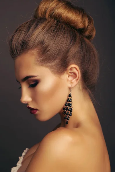Vacker ung kvinna med mörkt naturliga hår — Stockfoto