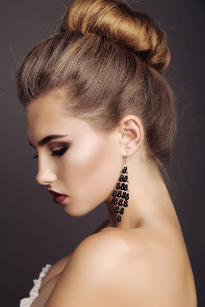 doğal koyu saçlı güzel genç kadın 